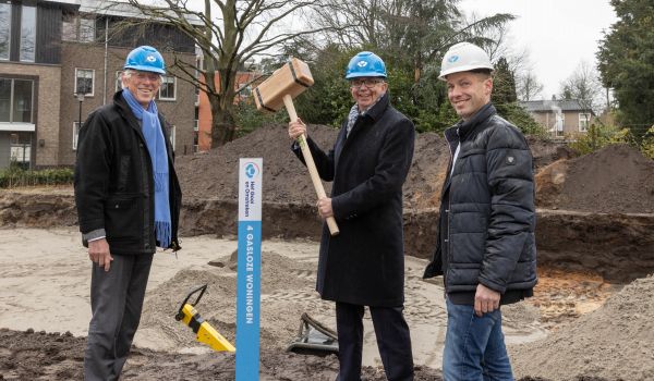 Het Gooi en Omstreken en Van Driesten Harskamp vieren start bouw 4 sociale huurwoningen in Laren