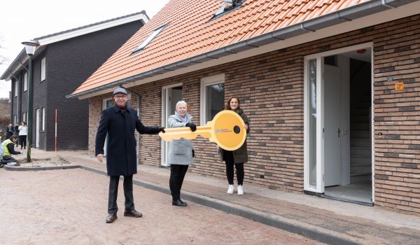 Van brandweerkazerne tot sociale huurwoningen: bewoners vieren oplevering nieuwbouw Blaricum Dorp