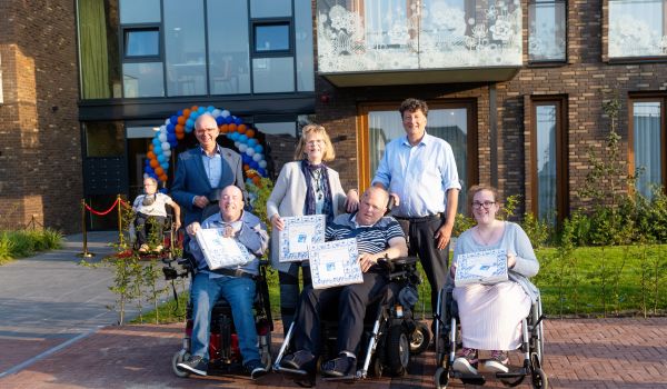 Feestelijke opening nieuwe woningen Sherpa: ‘Veel meer ruimte én makkelijker in contact met elkaar’