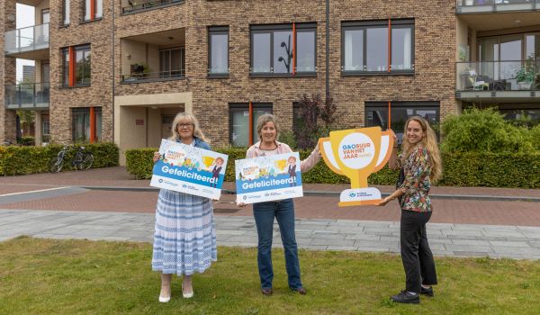 Karin (57) uit Blaricum wint ‘Buur van het Jaar Award’ van Het Gooi en Omstreken