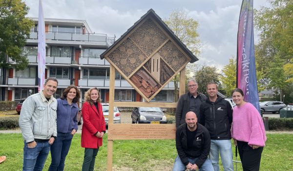 Insectenhotel voor Blaricumse wijk: 'Iets terugdoen voor de natuur'