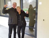 Trotse bewoners Oranjerie en Blaricummermeent ontvangen sleutels